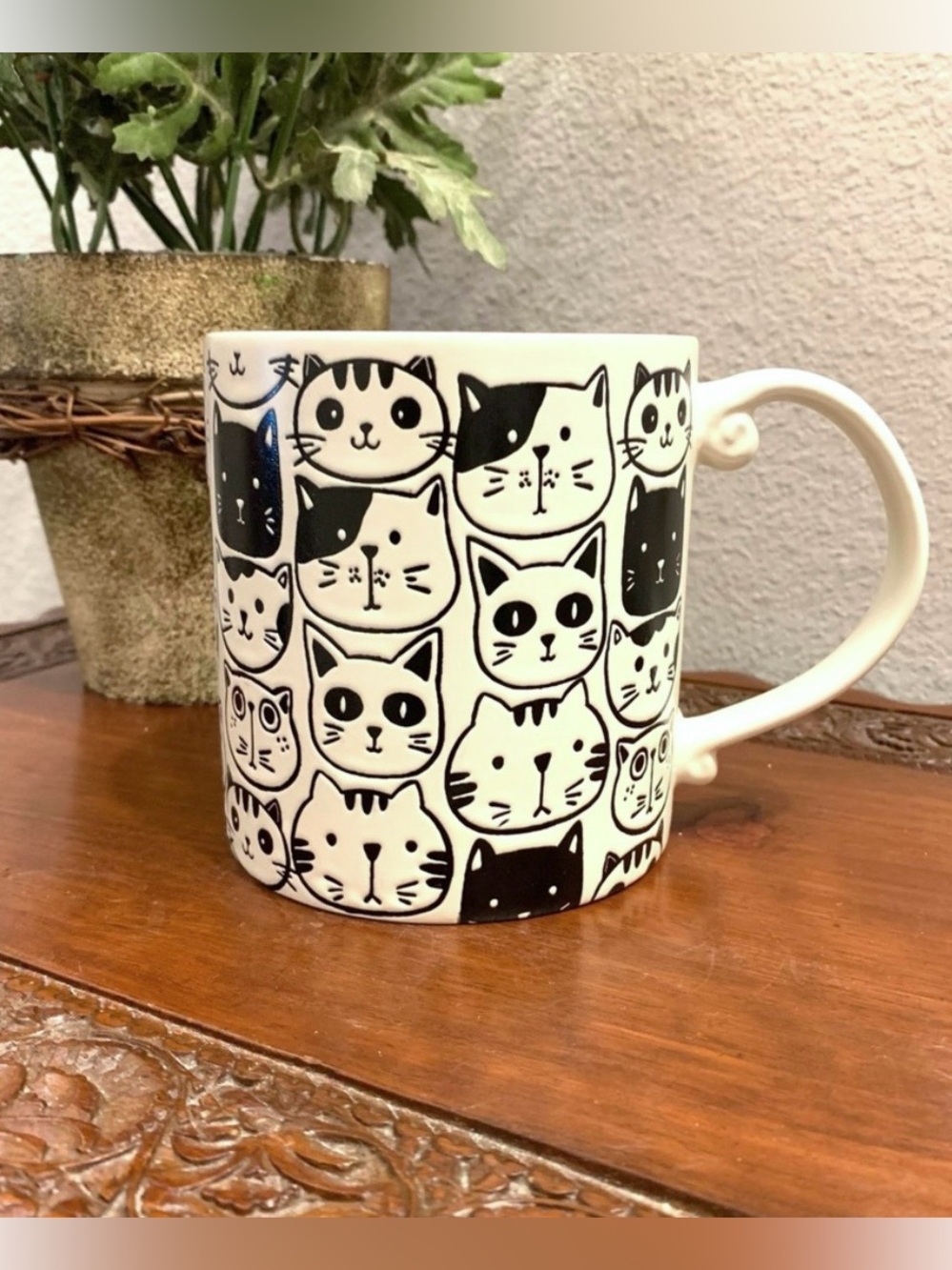 CAT THEME GRAPHIC NOVELTY LARGE CERAMIC MUG | CAT & FRIENDS | PAW PRINT INTERIOR